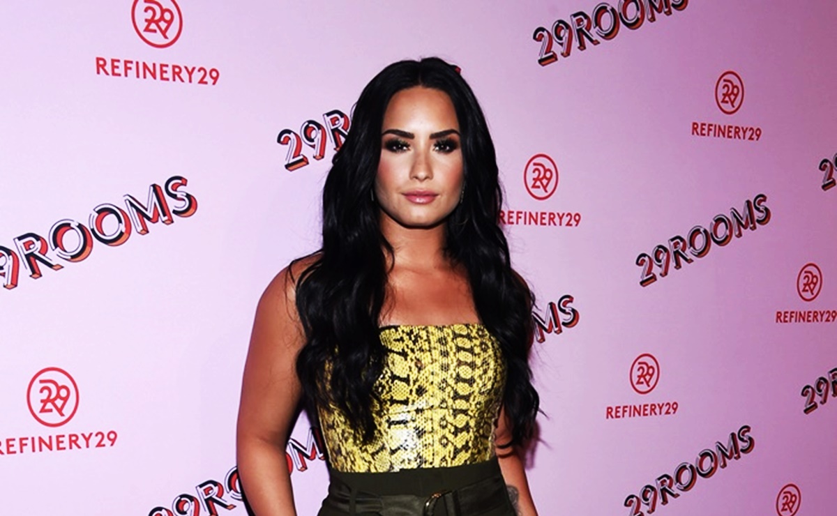 Demi Lovato cautiva con minivestido de terciopelo 'braless' 