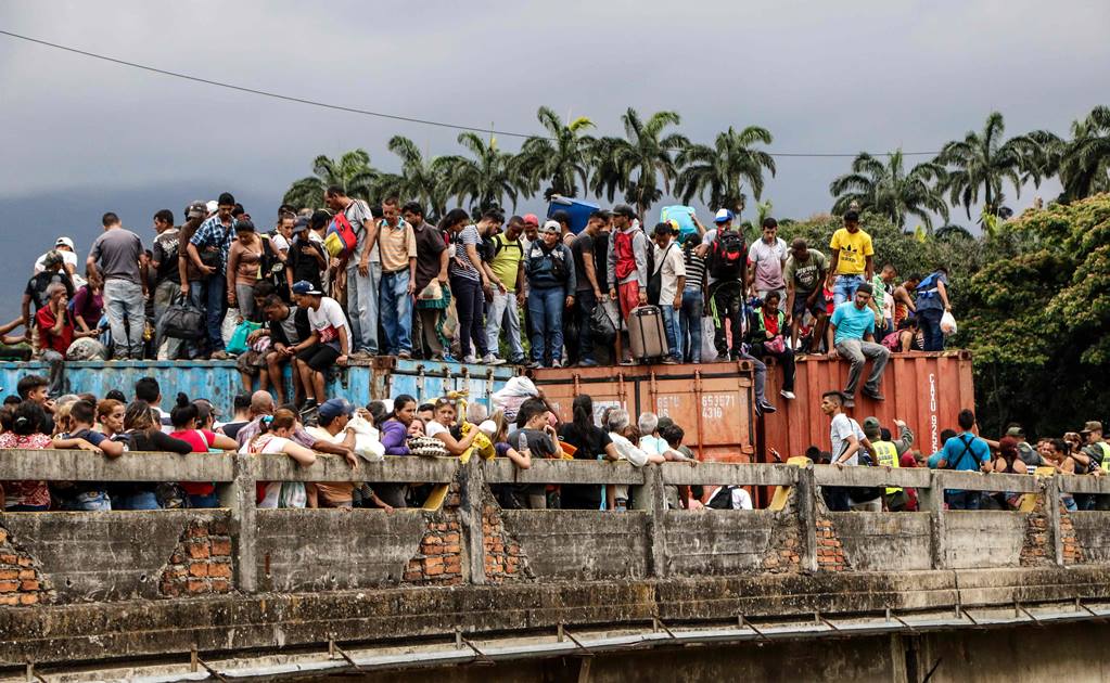Centenares de venezolanos rompen bloqueo en principal puente con Colombia