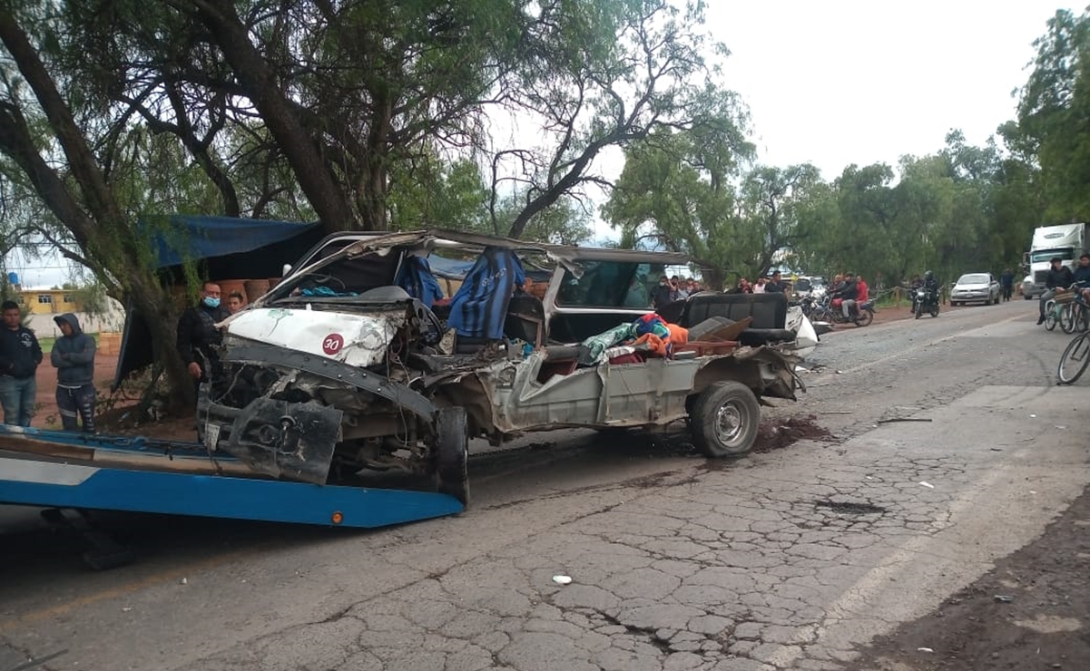 Tráiler embiste combi con pasajeros en Zumpango; hay siete heridos de gravedad