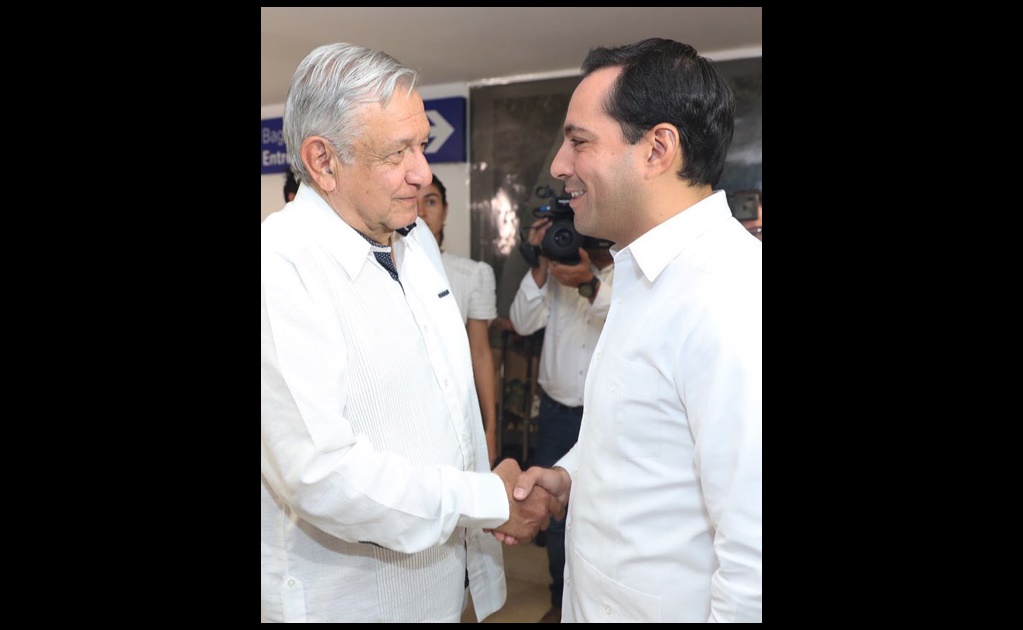 Gobernador de Yucatán recibe al AMLO en aeropuerto de Mérida