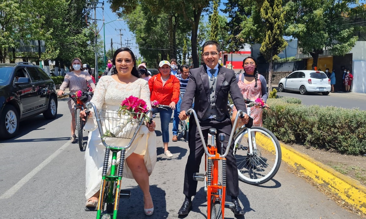 Rodada nupcial. "Novios" pedalean y piden respeto para los ciclistas en Toluca