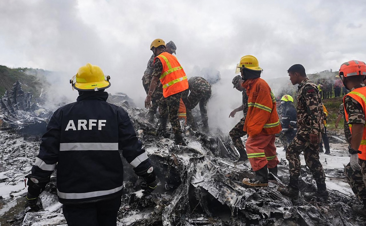 Avión con 19 pasajeros a bordo se despista y se estrella en Nepal; mueren 18