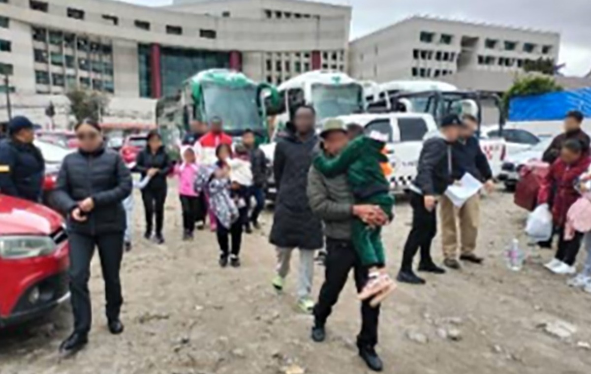 Detienen a 6 posibles polleros que llevaban en 9 autobuses a 95 migrantes hacia caseta “El Dorado” en la Toluca-Atlacomulco