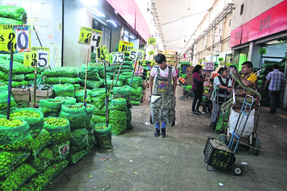 Indagan extorsiones en Central de Abasto