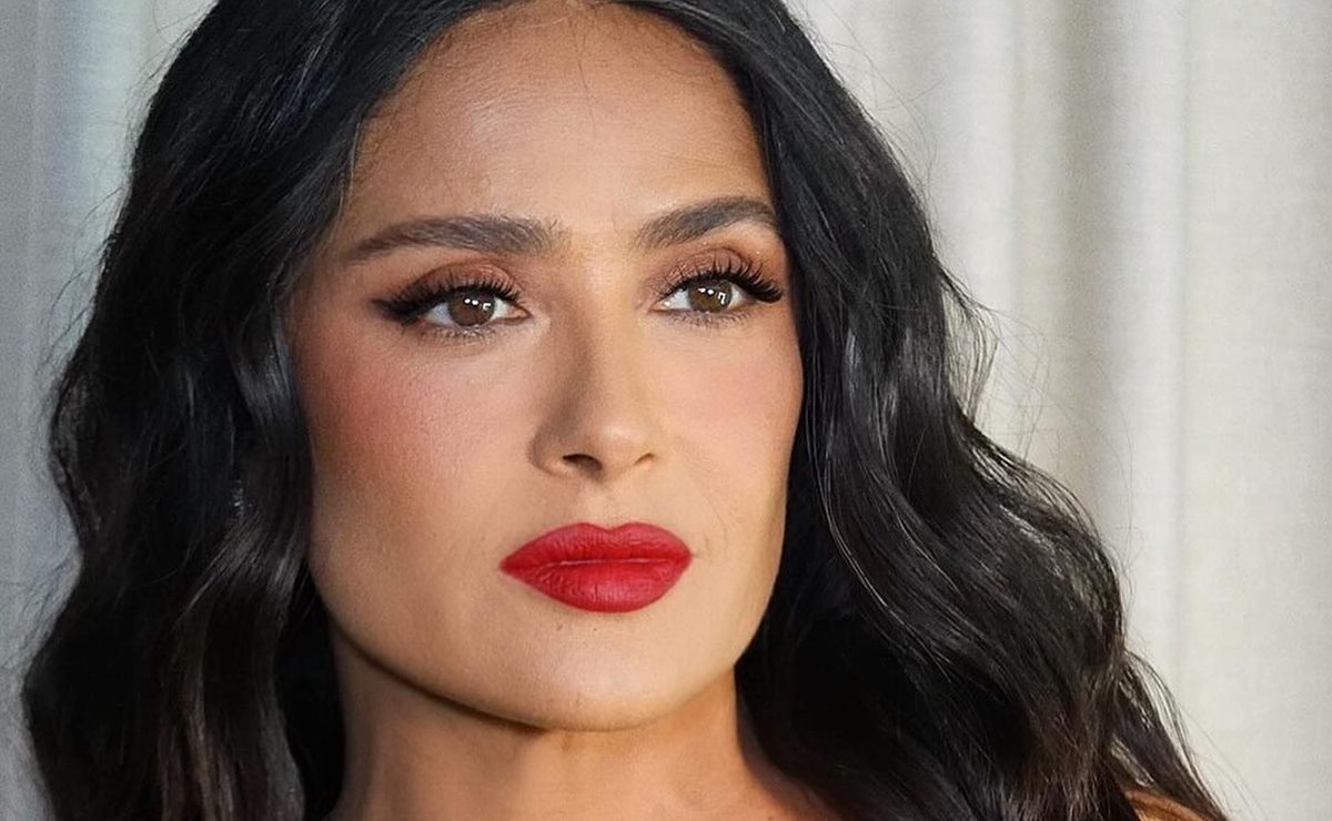 Salma Hayek derrocha belleza con espectacular vestido lavanda