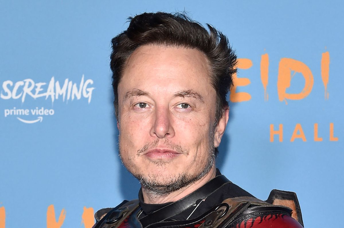Mientras muchos se despiden de Twitter, Elon Musk hace bromas y lanza preguntas al aire