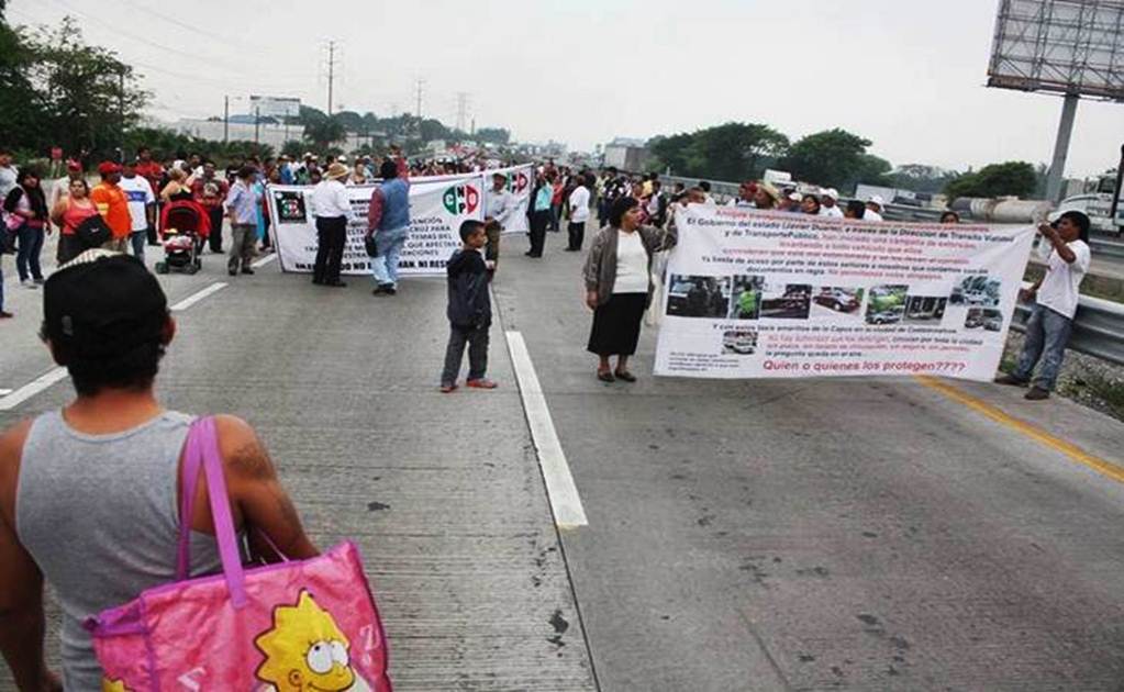  Transportistas protestan en la Veracruz-México