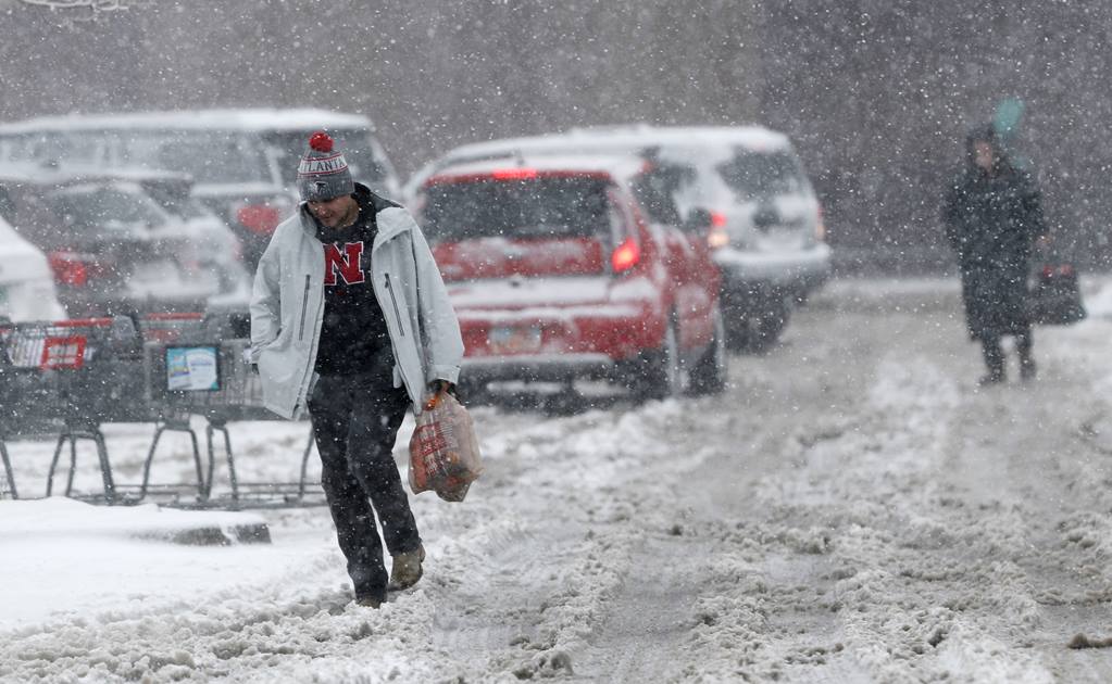 Tormenta invernal en EU obliga a cancelar vuelos y cerrar carreteras
