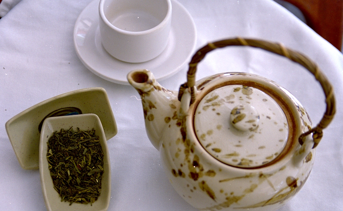 Té verde aumenta proteína que repara daños del cáncer: estudio