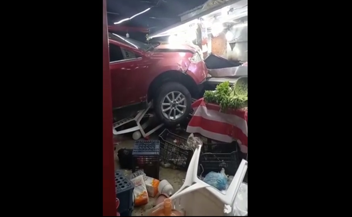 Conductor arrasa con mesas, sillas y hasta la parrilla al chocar contra taquería en Ecatepec 