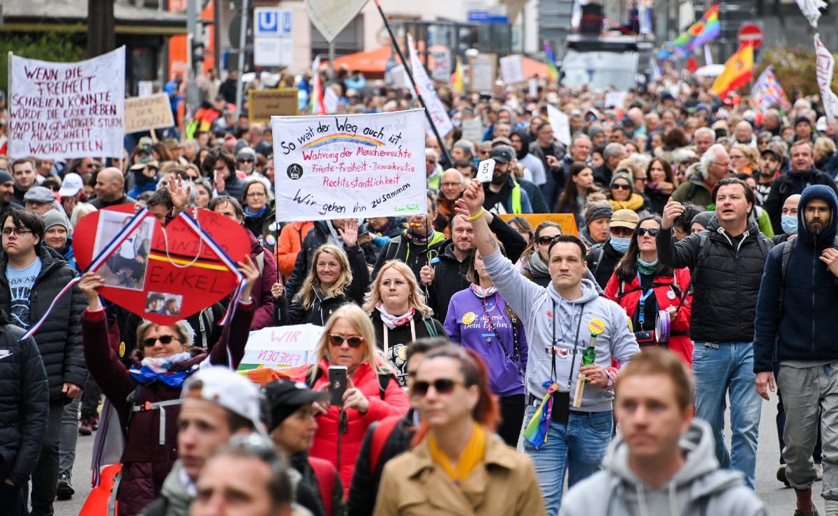 Miles de manifestantes protestan en Alemania contra restricciones por Covid-19