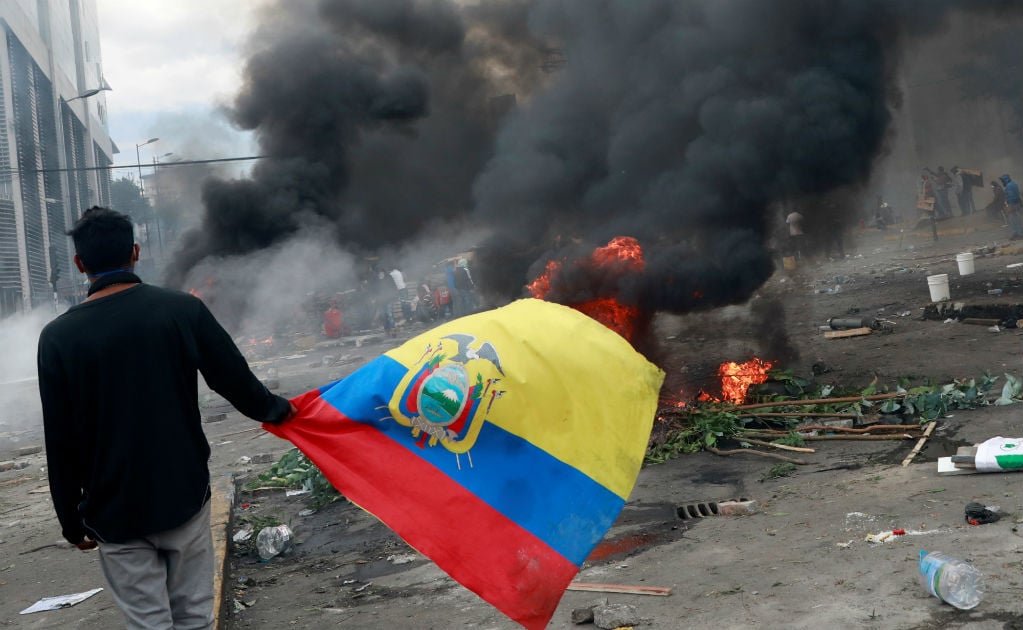 Decreta presidente de Ecuador toque de queda y "militarización" en Quito