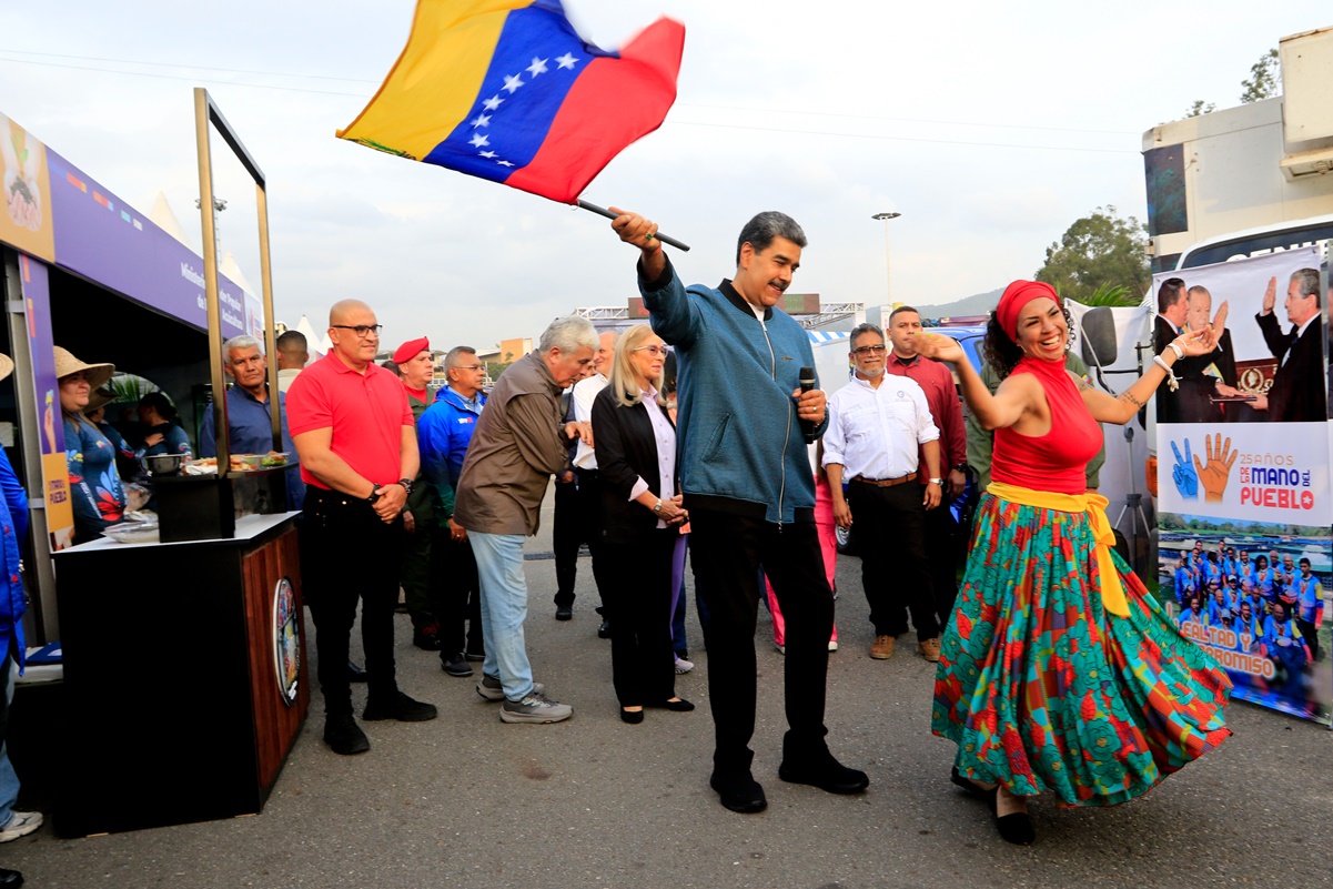 Consigna a 25 años de revolución  venezolana: perder todo, menos el poder