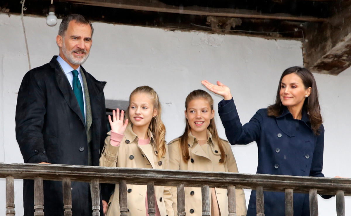 Las veces que la reina Letizia le prestó ropa a sus hijas 