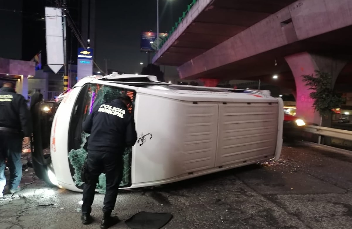 9 heridos deja volcadura de camioneta de transporte de pasajeros a la altura de Mundo E