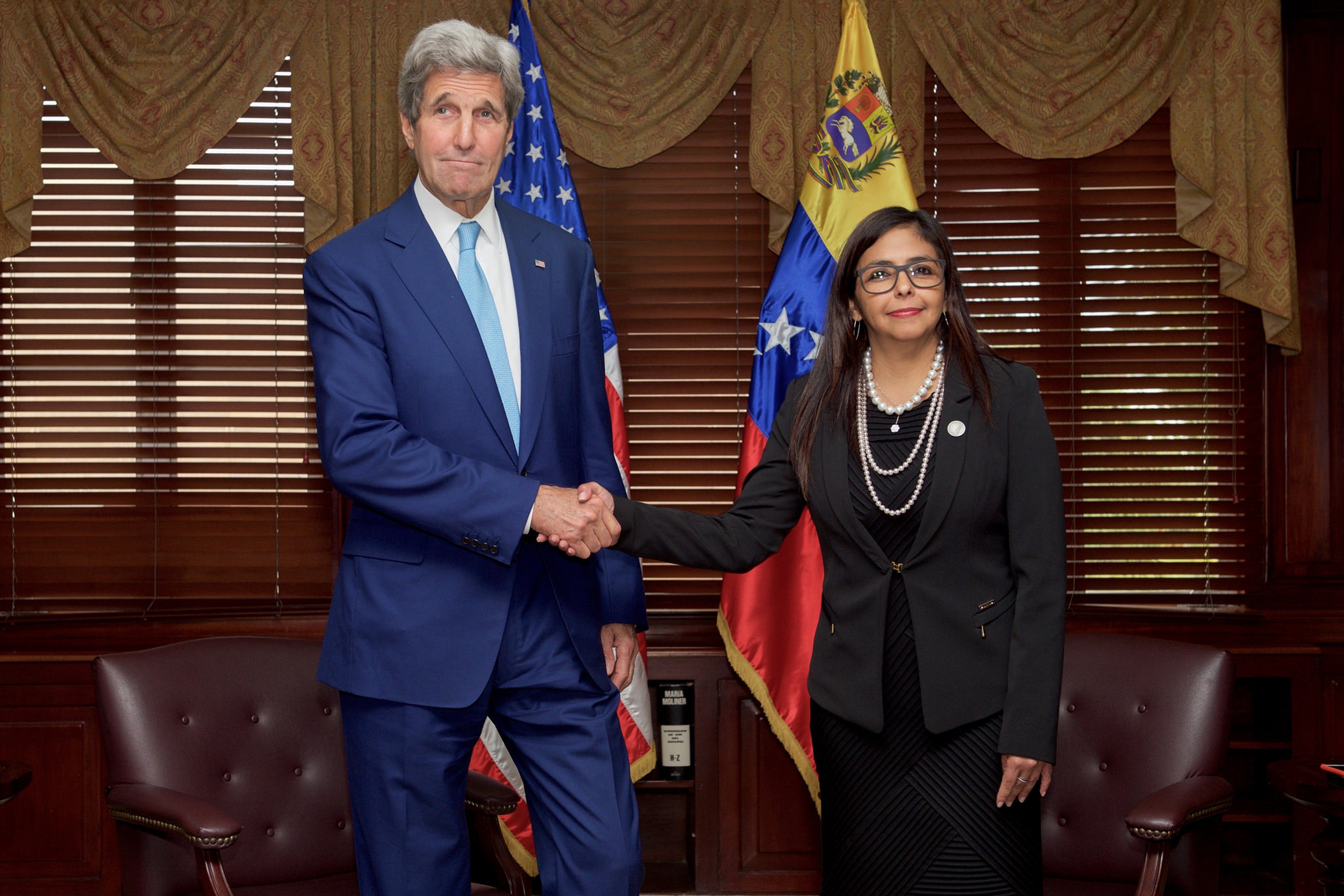 Kerry anuncia diálogo con Maduro pero respalda referendo