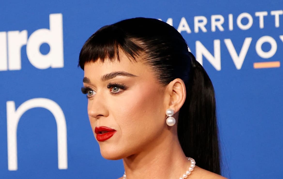 Katy Perry presume su atrevido 'tatuaje' en la espalda baja con look maximalista