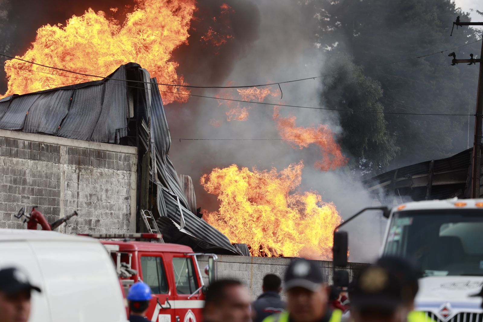 Fuerte incendio en fábrica de lubricantes ubicada en Lerma; las llamas alcanzaron hasta 20 metros de altura