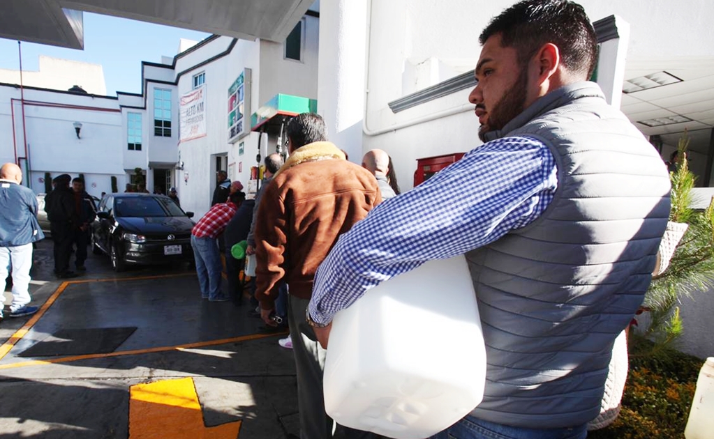 Habitantes del Edomex exigen venta de gasolina en garrafones 