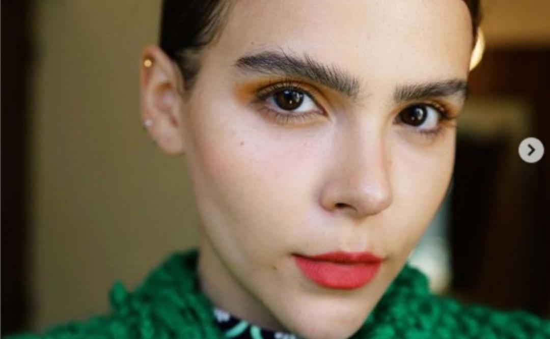 Yuya, novia de Siddhartha, más elegante que nunca con un vestido de 16Arlington y medias estampadas