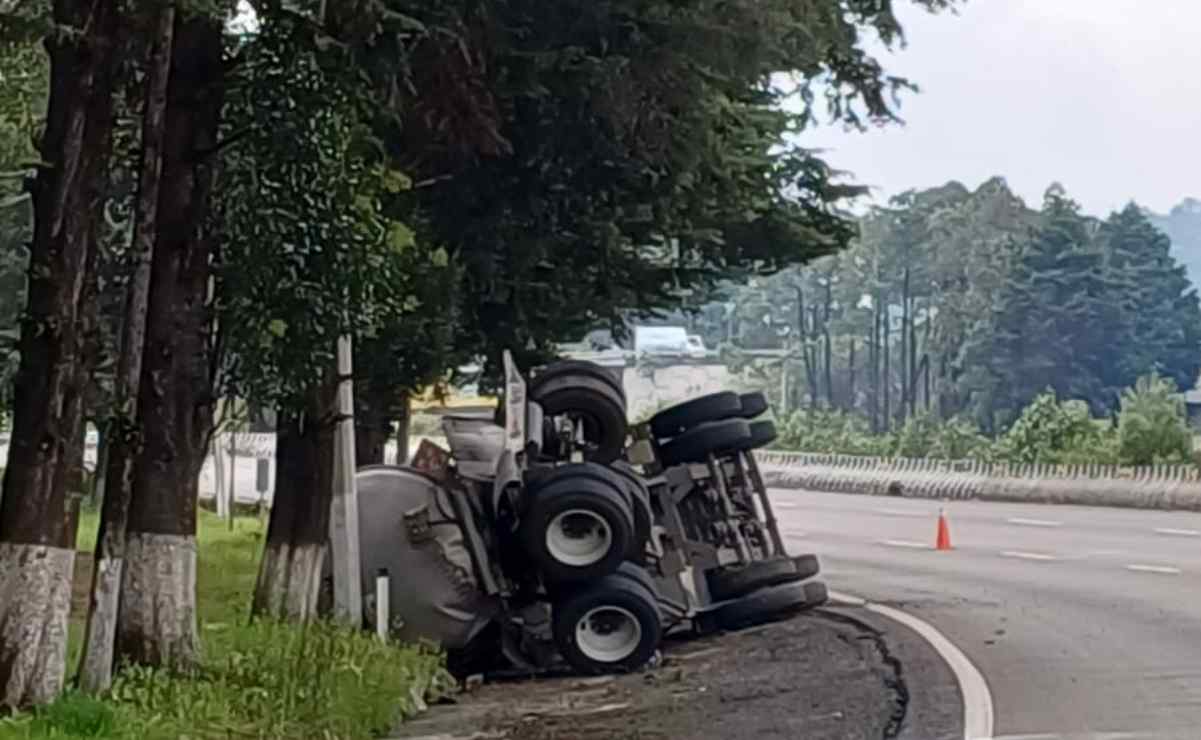 Volcadura de pipa en la carretera México-Toluca mantiene cerrada la circulación 