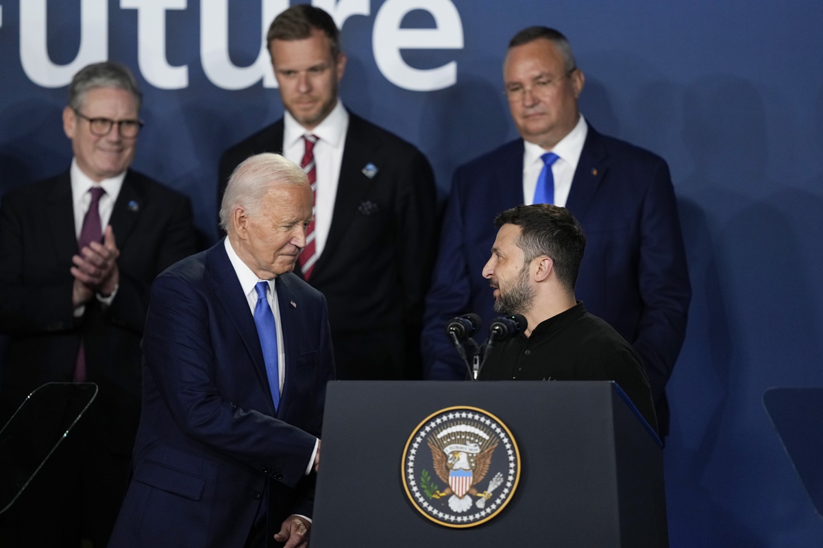 Biden presenta a Zelensky como Putin en la ceremonia de la OTAN y se corrige