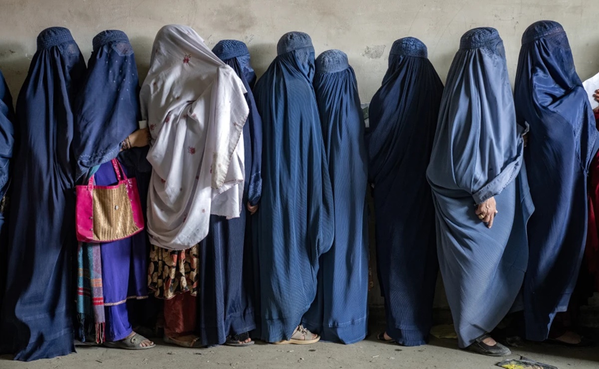 Talibanes ordenan despido de mujeres que no usen el velo en oficinas del gobierno