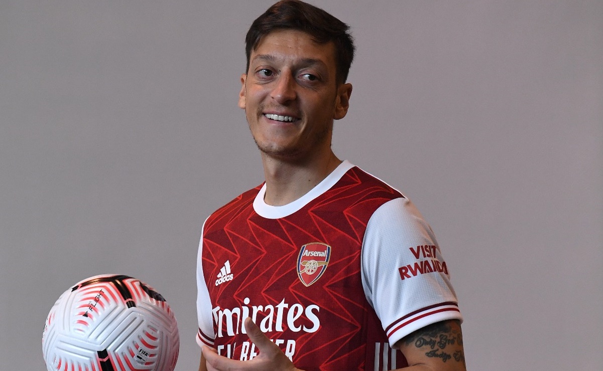 Arsenal deja fuera de la Premier League a Mesut Özil