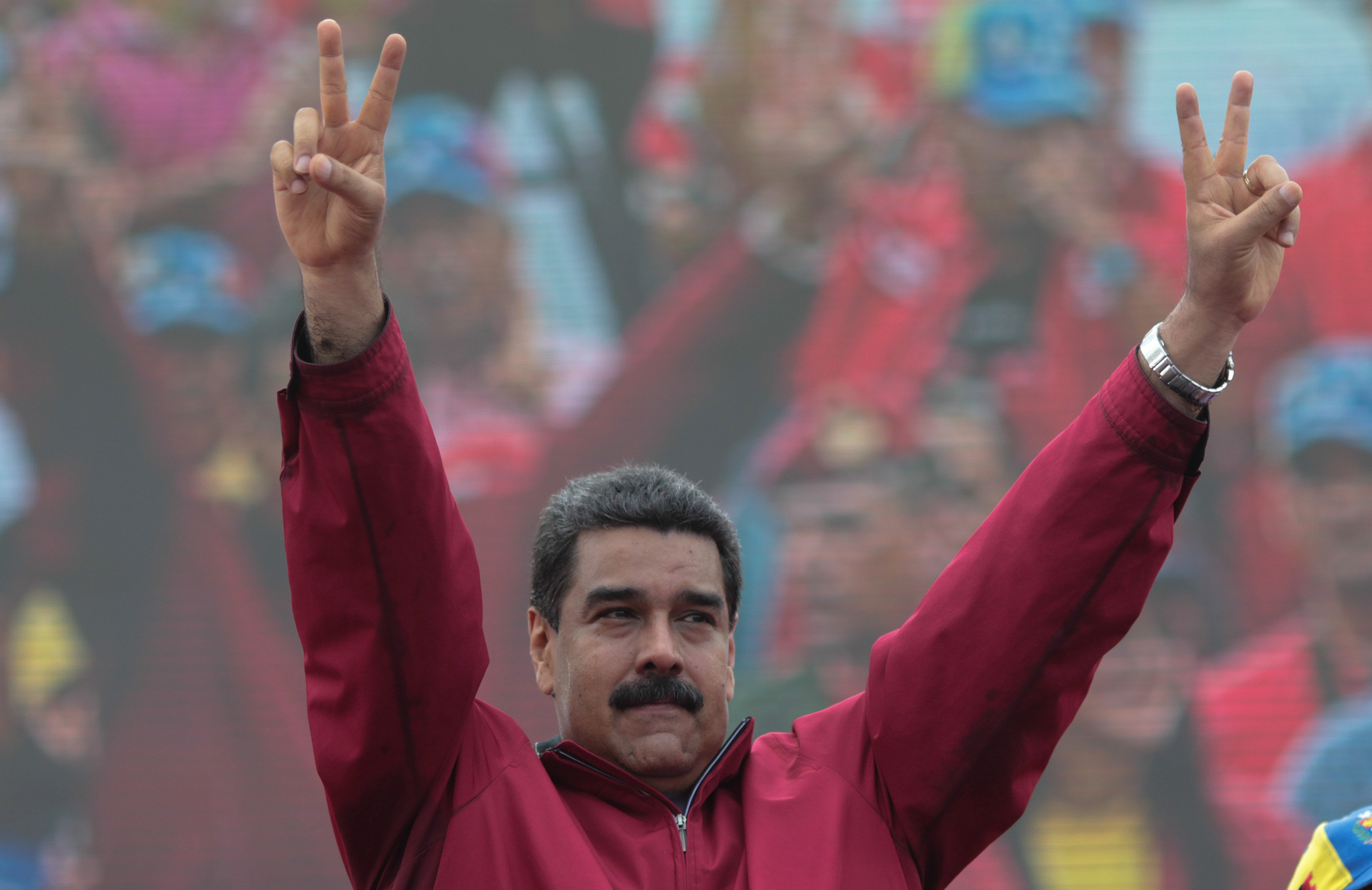 Amaga Maduro con "radicalizar" revolución si EU hace "guerra financiera"
