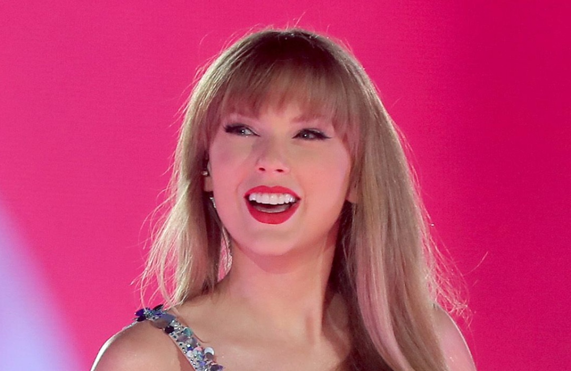 Taylor Swift fabulosa con 16 looks y un body brillante de Versace en su primer concierto de The Eras Tour