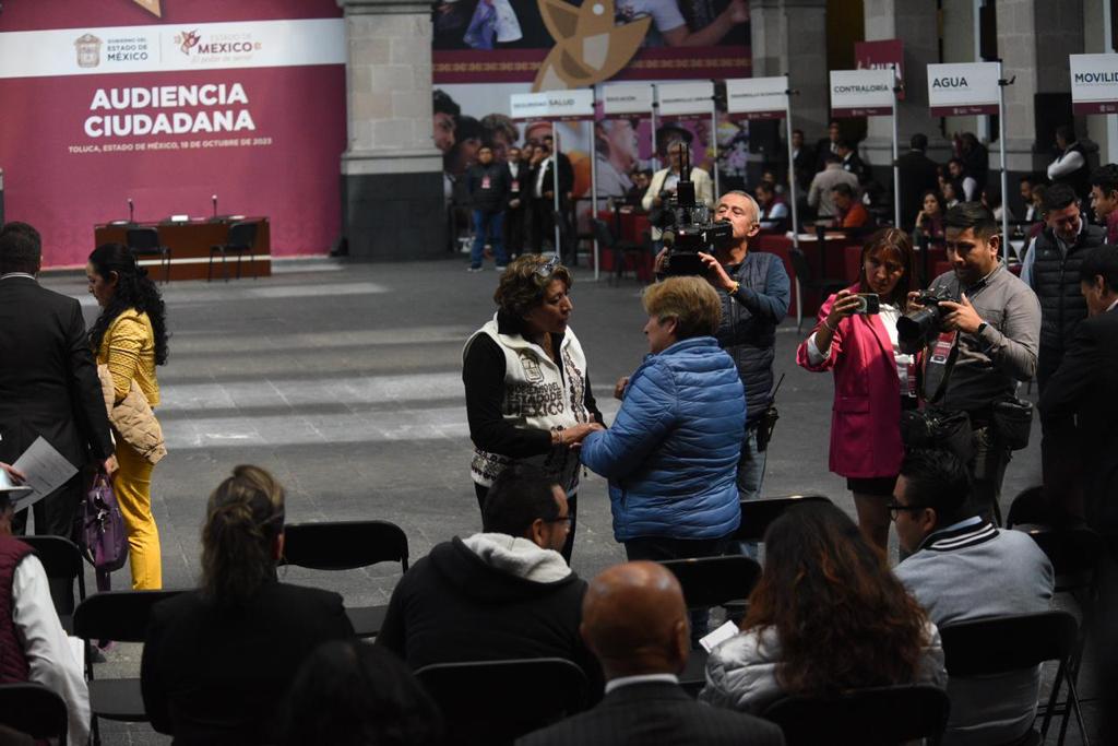 “Nunca me había atendido un gobernador, es excepcional”: Así fue la primera audiencia pública de Delfina Gómez