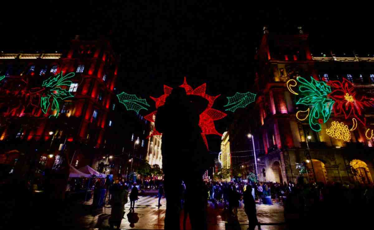 FOTOS: Llega la Navidad al Zócalo de la CDMX; encienden alumbrado con nochebuenas 3D