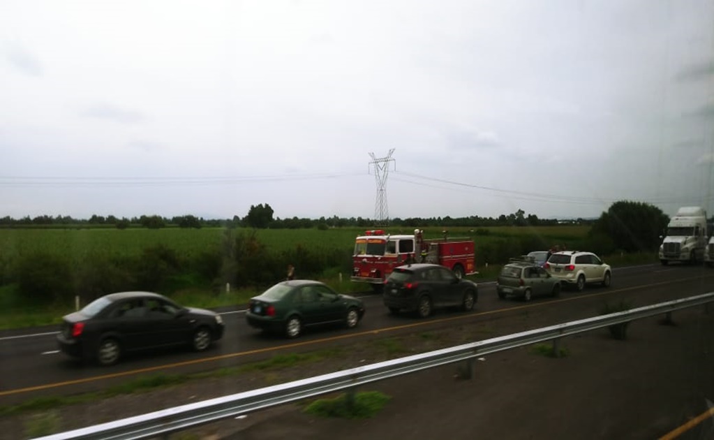 Cerrada circulación en autopista Irapuato-Querétaro por choque múltiple