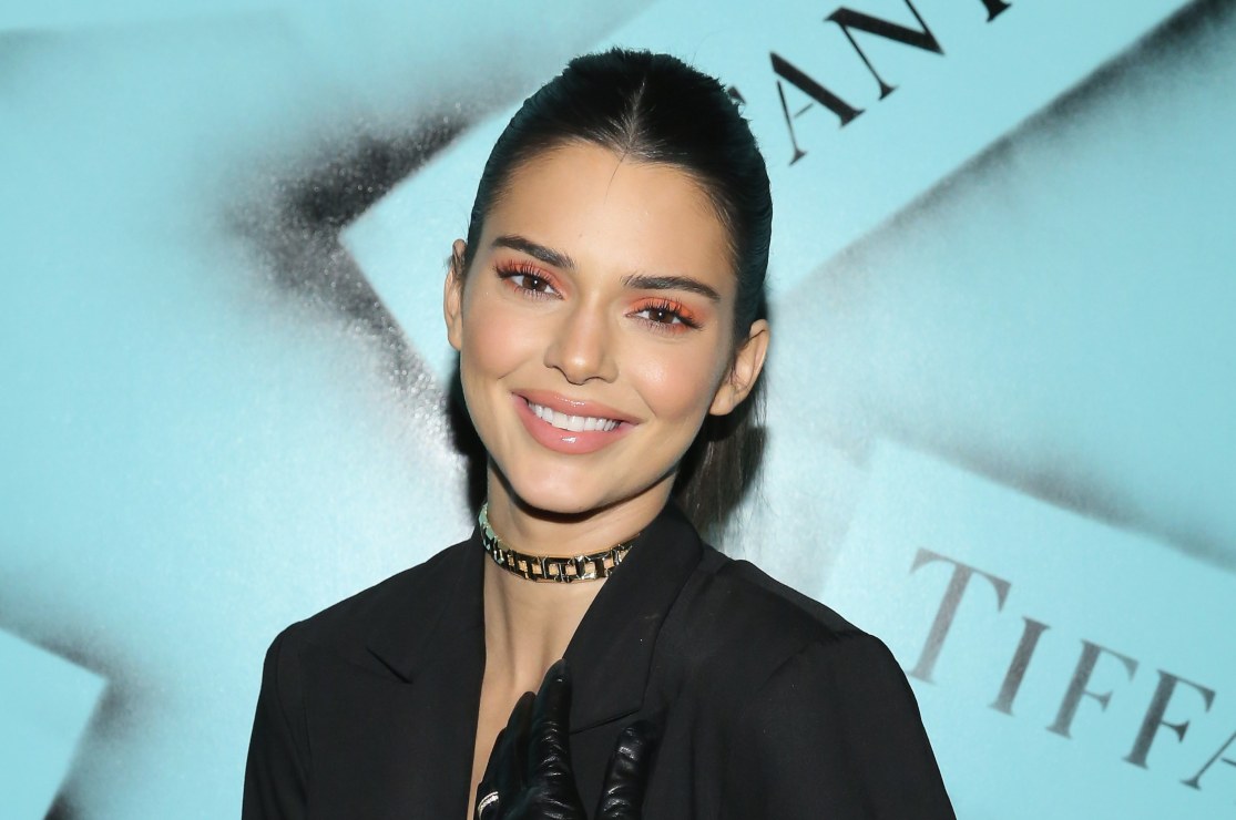 Kendall Jenner eleva la temperatura con un revelador monokini rosa de Gucci