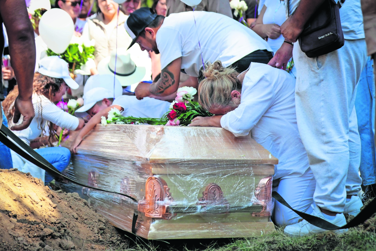 Gritos de justicia despiden a Lesly: “¡Te lo juro, hija, lo vamos a encontrar!”