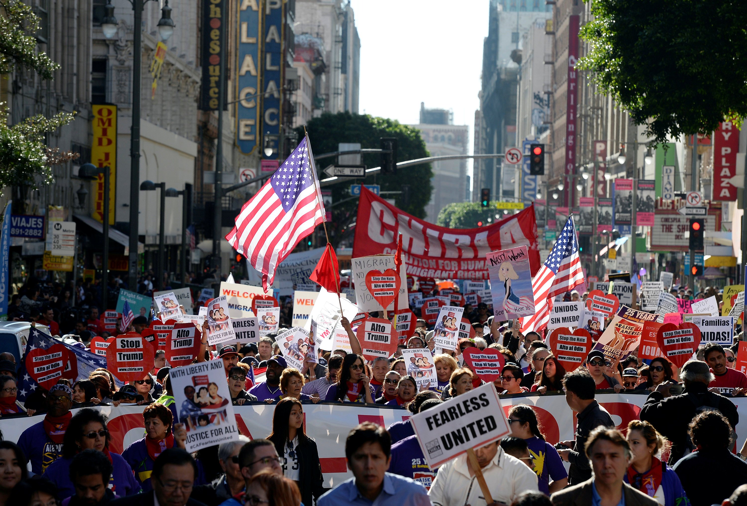 Marchan en Los Ángeles por el Día Internacional del Migrante