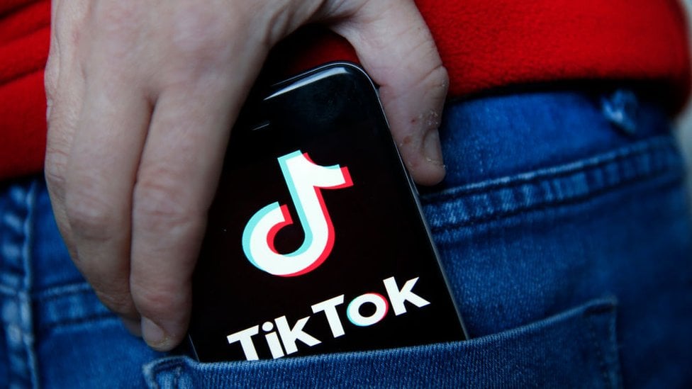 Un fallo en TikTok hizo que cualquiera pudiera toparse con porno y violencia extrema