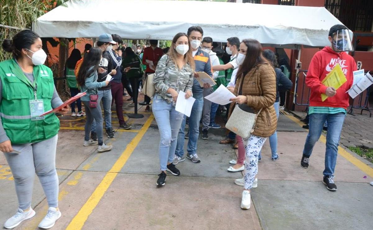 Jóvenes arman fila kilométrica para vacunarse contra Covid en Xochimilco 