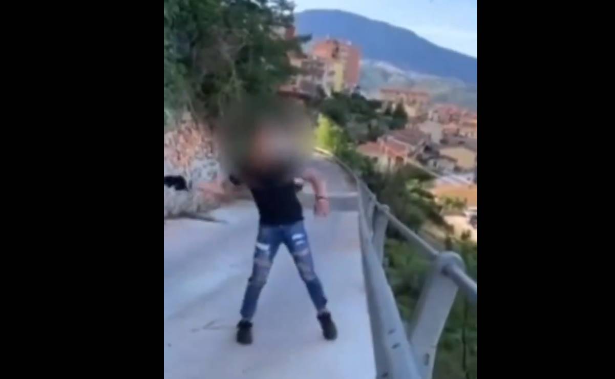 Indignación en Italia por video de joven que lanza un gato por un puente en Italia