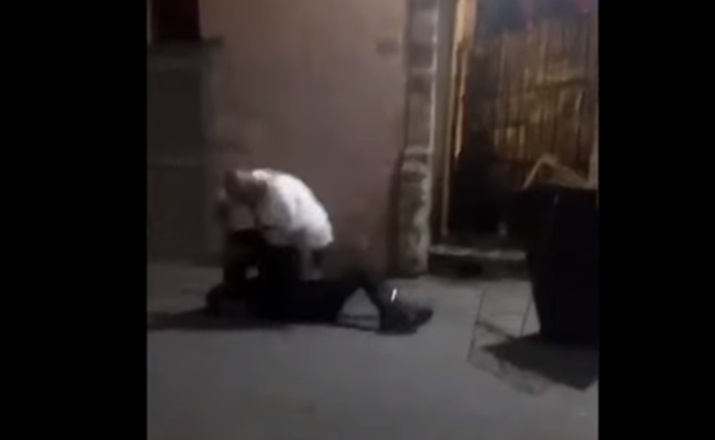 Difunden video de golpiza a hombre afuera de un bar en Saltillo