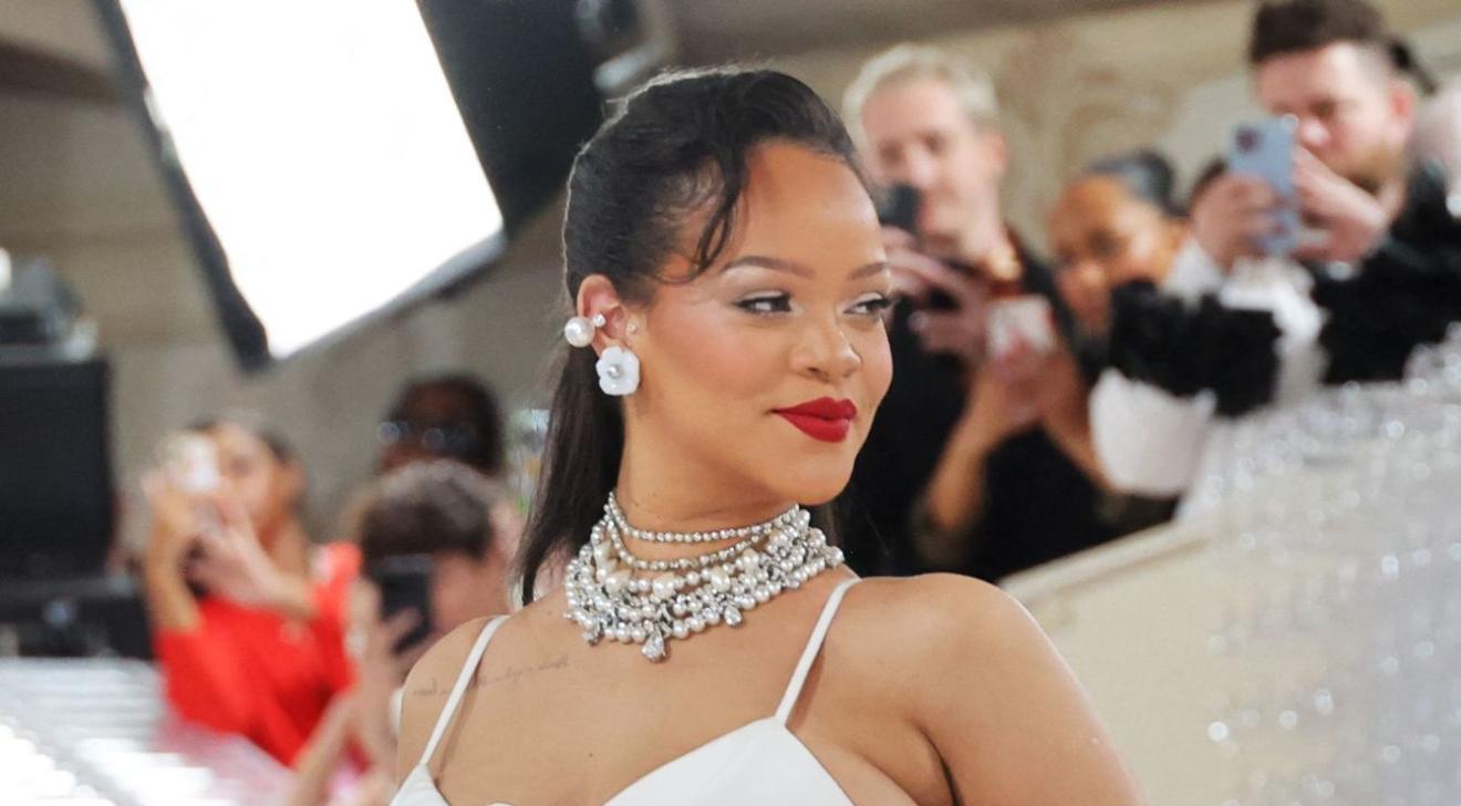 Rihanna llega tarde a la Met Gala 2023 vestida como una rarísima novia