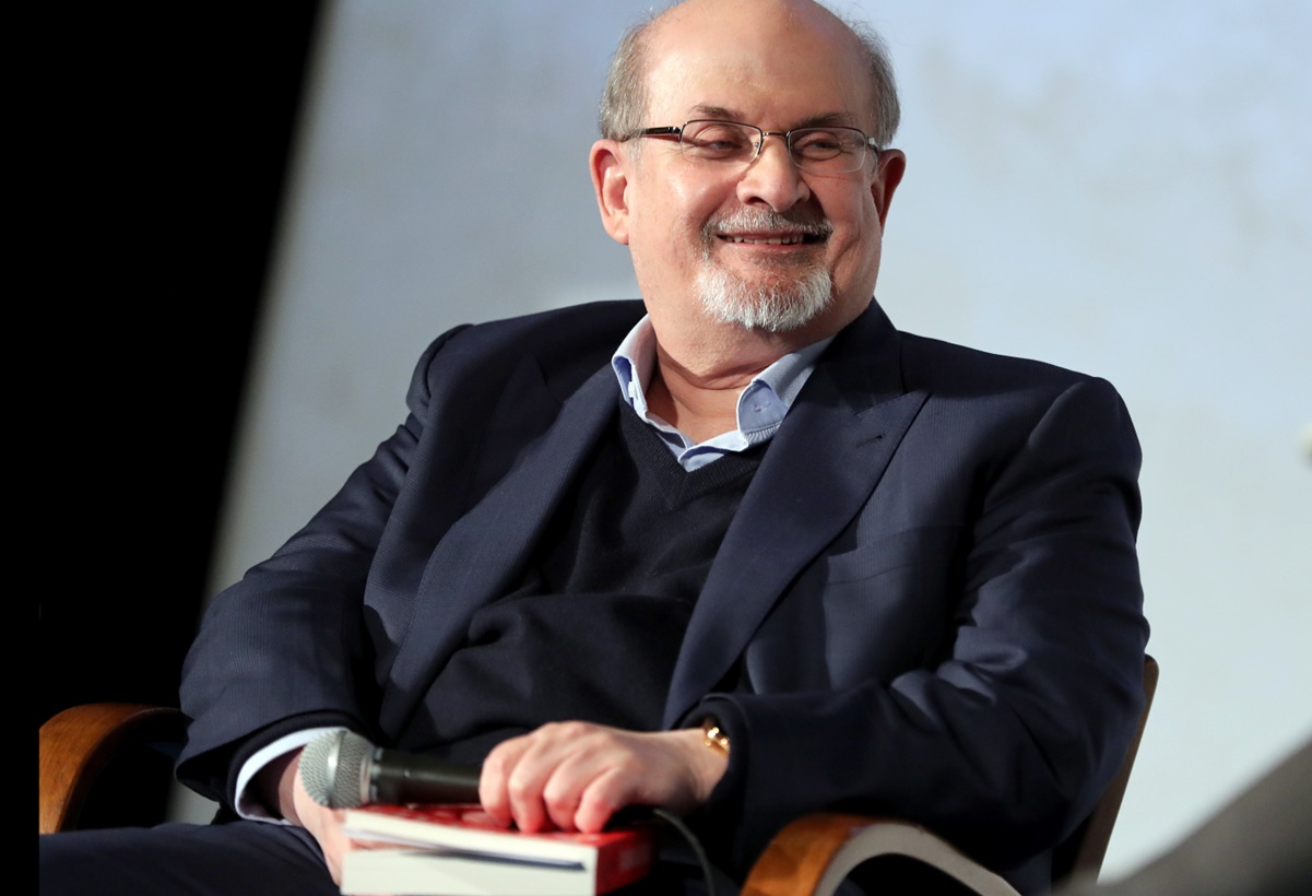 Tras ser apuñalado, Salman Rushdie está "en camino de recuperación", dice su agente
