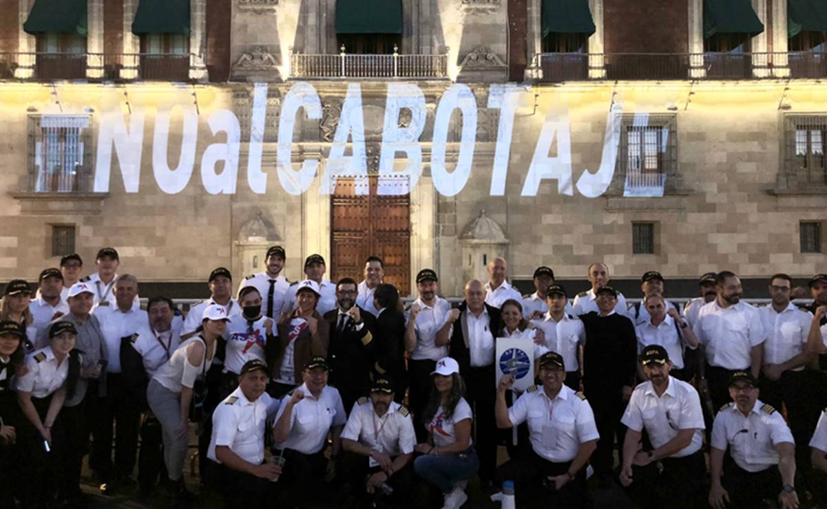 "No al CABOTAJE", proyectan pilotos aviadores en Palacio Nacional como protesta