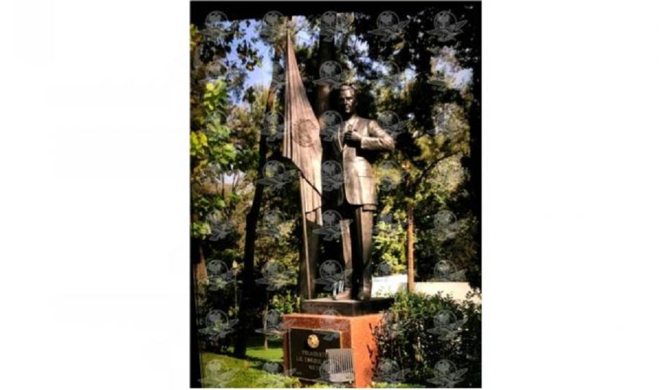 La estatua de Peña Nieto ya se encuentra en Los Pinos
