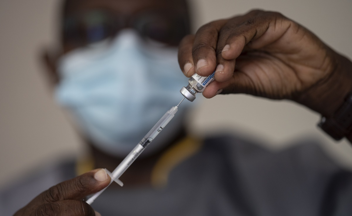 Vacunar, no inmunidad de rebaño, la clave en la lucha contra el Covid: epidemiólogo