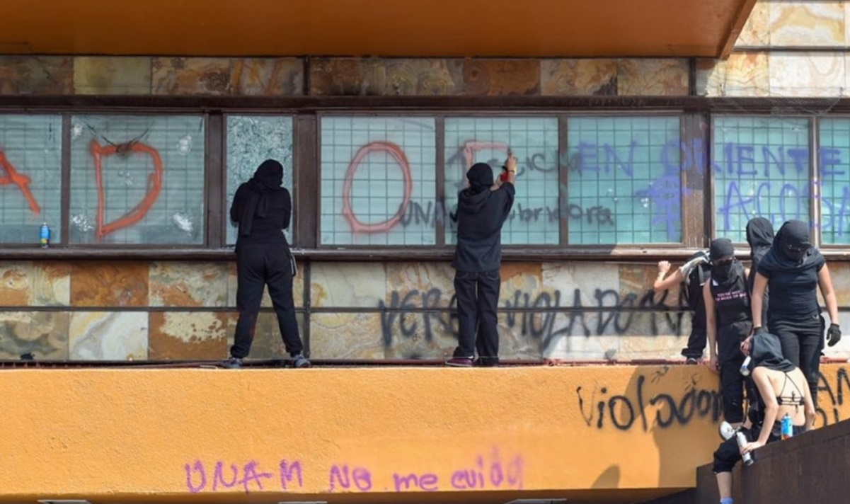 Padres de estudiantes del CCH Sur condenaron destrozos en Rectoría de la UNAM