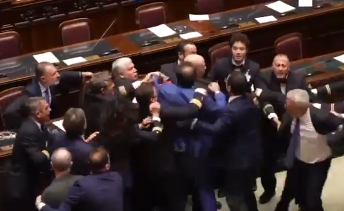 Trifulca en la Cámara de Diputados de Italia ocasiona que legislador salga en silla de ruedas