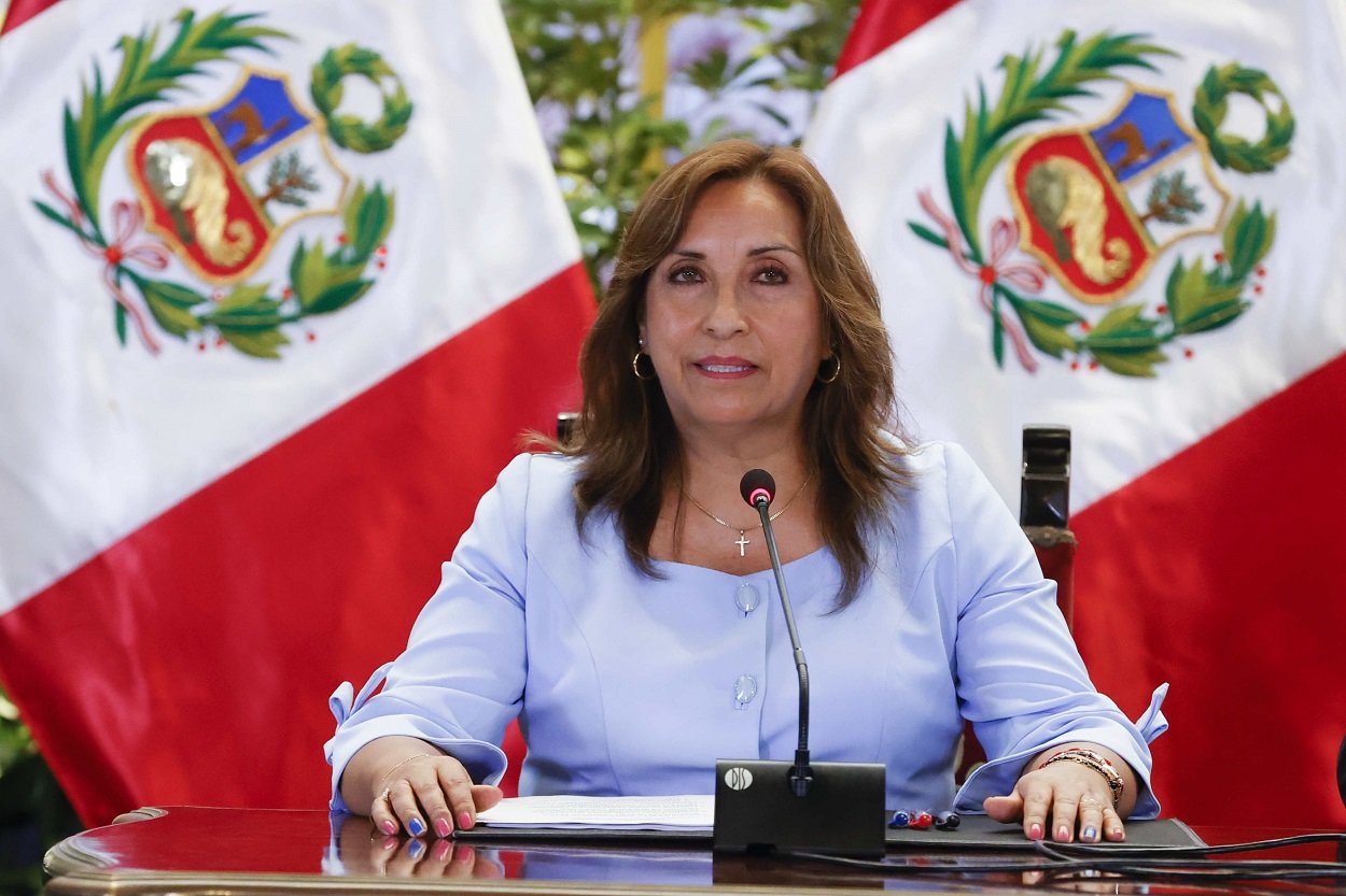 Dina Boluarte pide a Petro que "se dedique a gobernar Colombia"