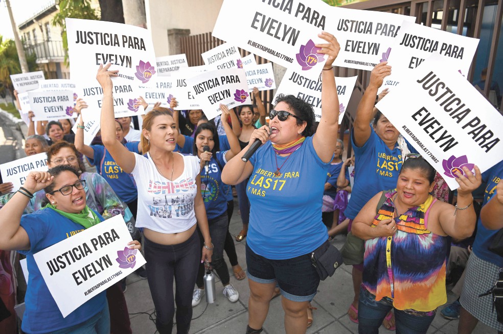 Piden 40 años de cárcel para joven salvadoreña que abortó 