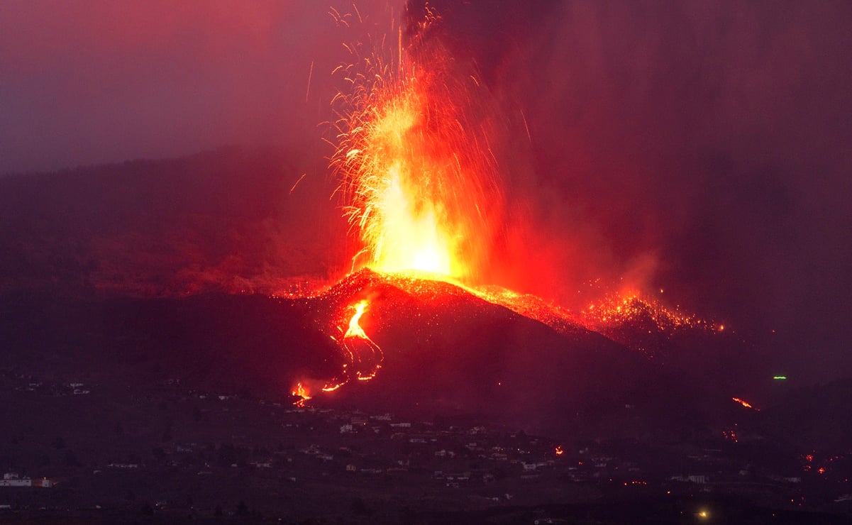 Lava arrasa con 180 casas y obliga a evacuar a 6 mil habitantes en La Palma, España